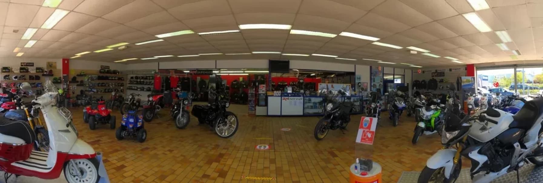 Intérieur de la concession 2M Moto 28